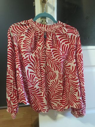 Blusa roja y blanca con estampado