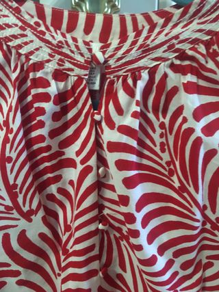 Blusa roja y blanca con estampado