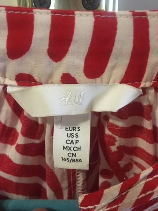 Blusa roja y blanca con estampado