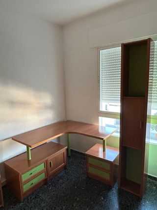 Escritorio esquinero y estantería