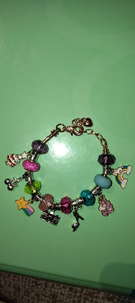Pulsera tipo Pandora con charms