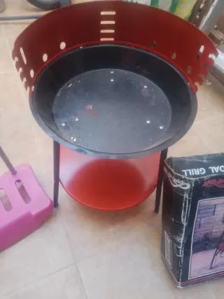 Barbecue in metallo e plastica