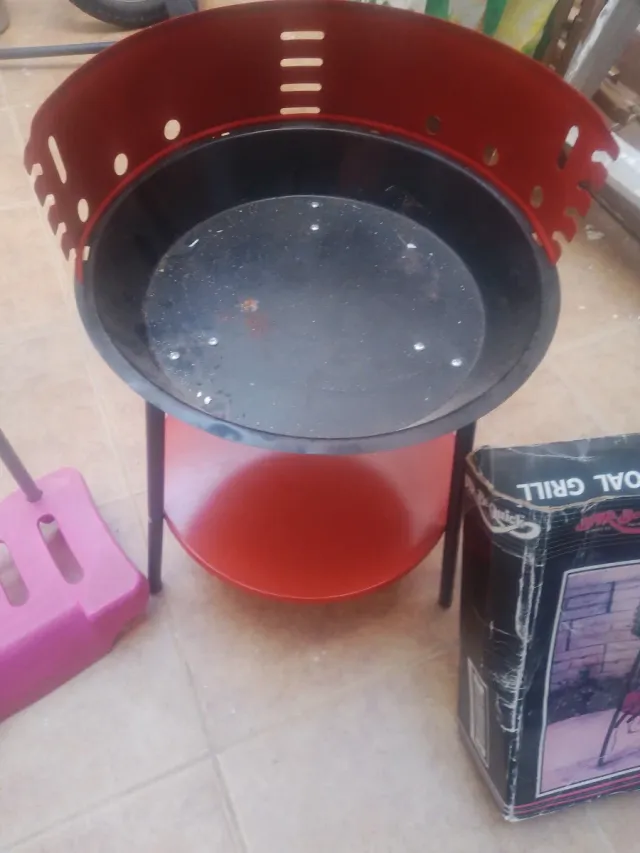 Barbacoa de metal y plástico