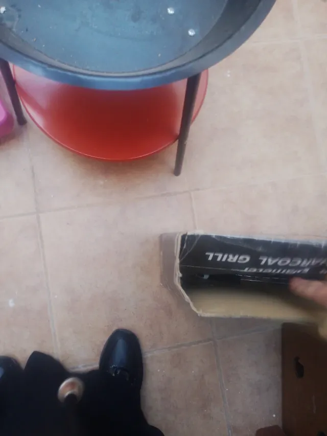 Barbacoa de metal y plástico