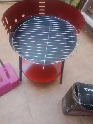 Barbecue in metallo e plastica