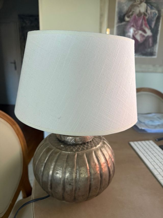 Lâmpada de mesa prateada e branca