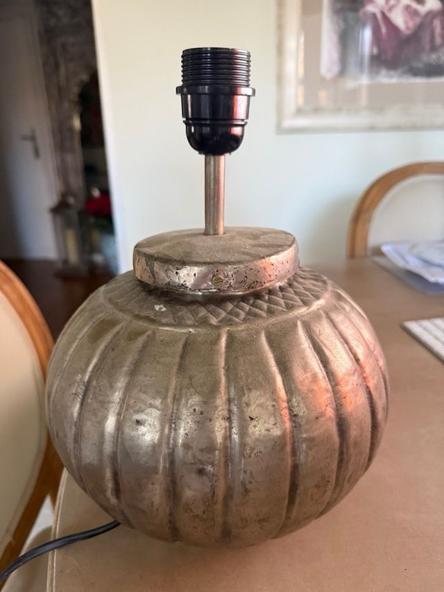 Lâmpada de mesa prateada e branca