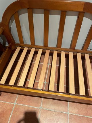 Dos sofás rústicos de madera de pino con tela flor