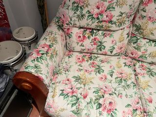 Dos sofás rústicos de madera de pino con tela flor