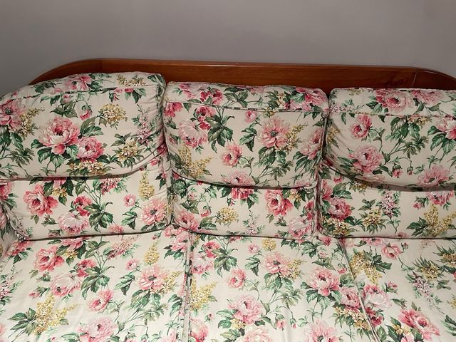 Dos sofás rústicos de madera de pino con tela flor