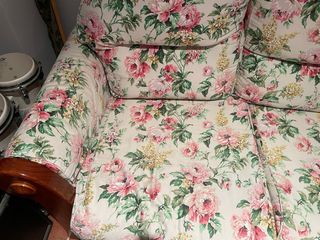 Dos sofás rústicos de madera de pino con tela flor