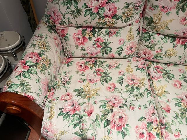 Dos sofás rústicos de madera de pino con tela flor