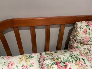 Dos sofás rústicos de madera de pino con tela flor