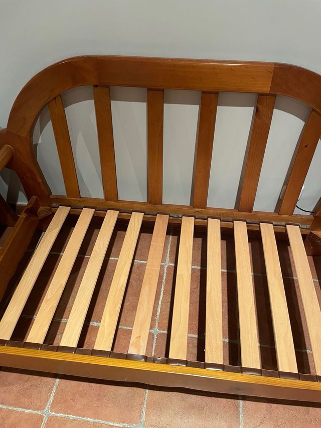 Dos sofás rústicos de madera de pino con tela flor