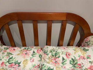 Dos sofás rústicos de madera de pino con tela flor