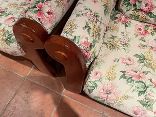 Dos sofás rústicos de madera de pino con tela flor