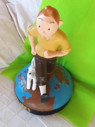 Figura Tintín y Milú sobre el globo terráqueo
