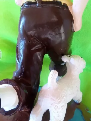 Figura Tintín y Milú sobre el globo terráqueo