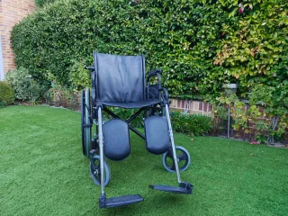 Silla de ruedas negra plegable