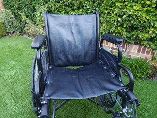 Silla de ruedas negra plegable