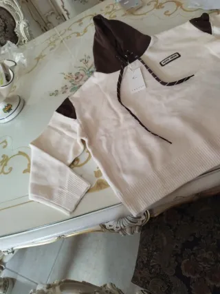 Maglione con cappuccio beige e marrone