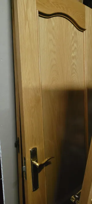 Puerta de madera con manilla dorada 72cm