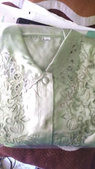 Blusa T-M tacto seda verde botella