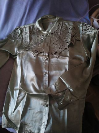 Blusa T-M tacto seda verde botella