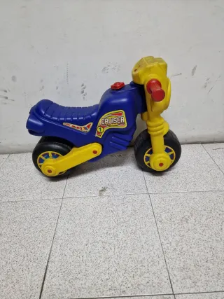 Moto de juguete Cruiser azul y amarilla