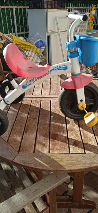 Triciclo infantil rojo y blanco