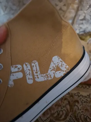 Zapatillas Fila Beige y Blancas