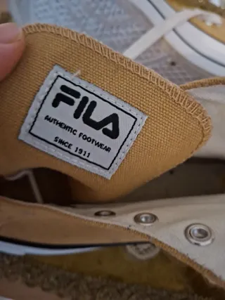Zapatillas Fila Beige y Blancas
