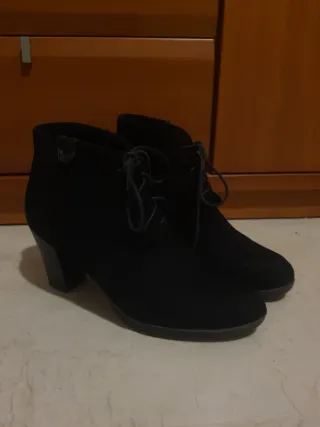 Botines negros con cordones