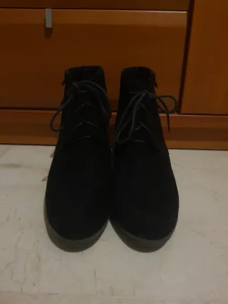 Botines negros con cordones