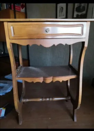 Mobiletto in legno con cassetto