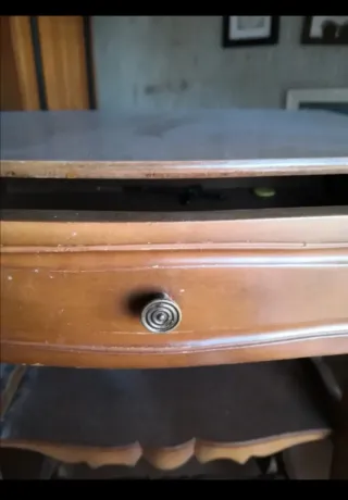 Mobiletto in legno con cassetto