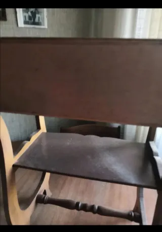 Mobiletto in legno con cassetto