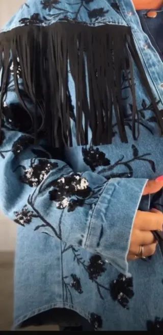 Chaqueta vaquera con flecos y lentejuelas
