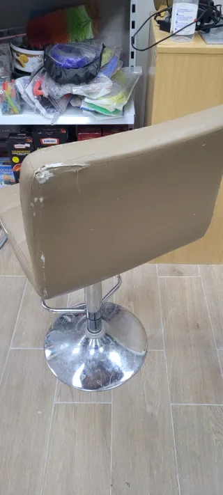 Silla de bar beige y plateada