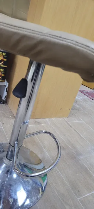 Silla de bar beige y plateada