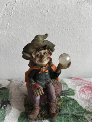 Elfo veggente con sfera magica