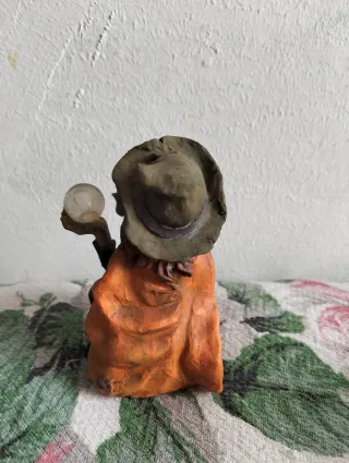 Elfo veggente con sfera magica