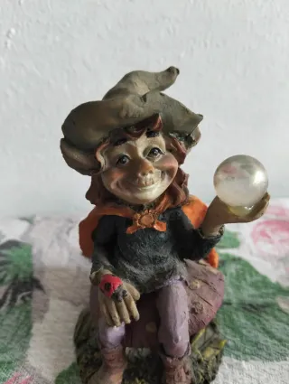 Elfo veggente con sfera magica