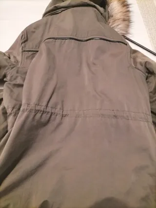 Abrigo Stradivarius con capucha y pelo