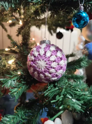 Bola de Navidad Crochet Morado y Blanco