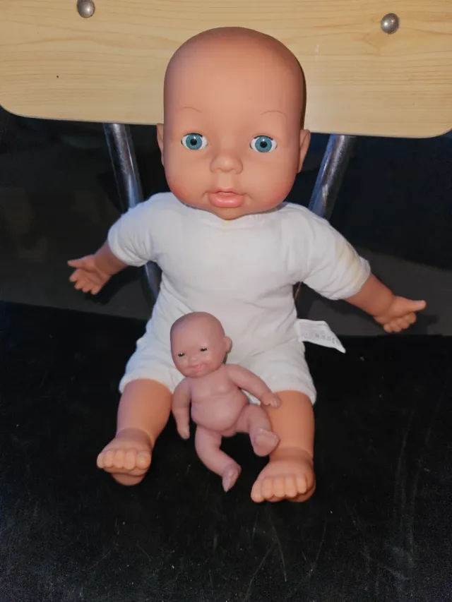 Grande e piccolo bambolotto neonato