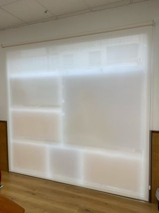 Tenda a rullo bianca in tessuto