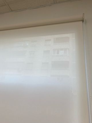 Tenda a rullo bianca in tessuto