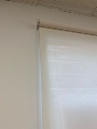 Tenda a rullo bianca in tessuto