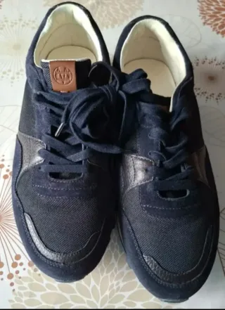 Zapatillas deportivas azul y plata